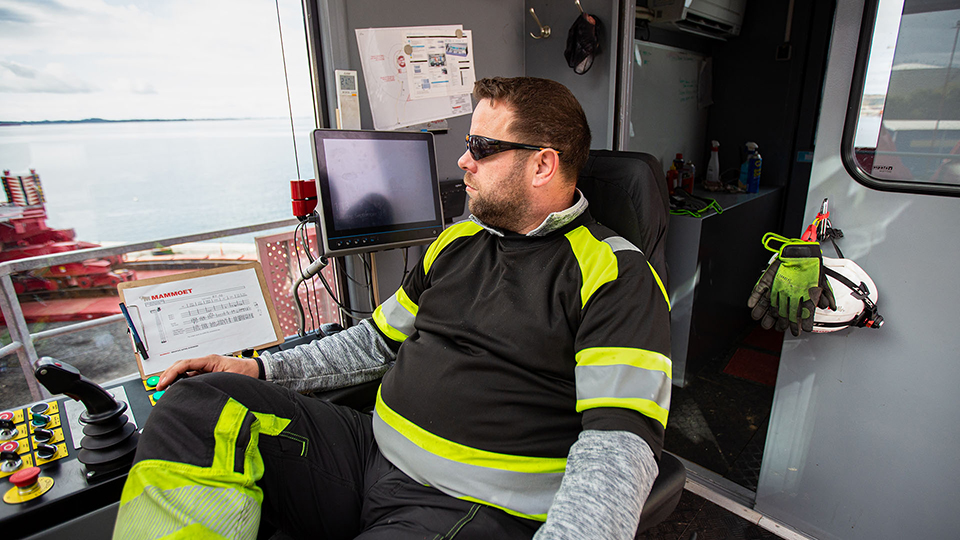 Mammoet_crane_operator_res_7_960x540